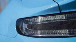 Aston Martin V12 Vantage S (2013) - lewy tylny reflektor - wyłączony