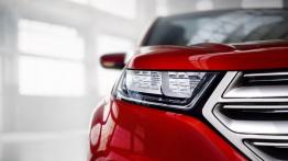 Ford Edge Concept (2013) - prawy przedni reflektor - włączony