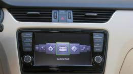 Skoda Octavia III Kombi 4x4 1.8 TSI (2013) - ekran systemu multimedialnego