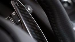 Aston Martin V12 Vantage S (2013) - manetka zmiany biegów pod kierownicą