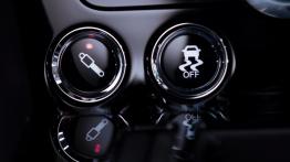 Aston Martin V12 Vantage S (2013) - konsola środkowa