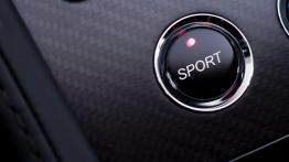 Aston Martin V12 Vantage S (2013) - konsola środkowa