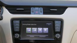 Skoda Octavia III Kombi 4x4 1.8 TSI (2013) - ekran systemu multimedialnego
