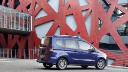 Ford Tourneo Courier (2013) - widok z tyłu