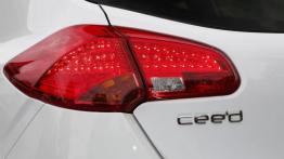 Kia ceed II GT (2013) - lewy tylny reflektor - włączony