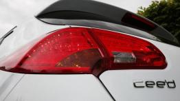 Kia ceed II GT (2013) - lewy tylny reflektor - włączony