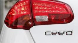 Kia ceed II GT (2013) - lewy tylny reflektor - włączony