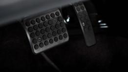 Aston Martin V12 Vantage S (2013) - pedały