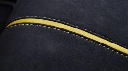 Aston Martin V12 Vantage S (2013) - fotel kierowcy, widok z przodu