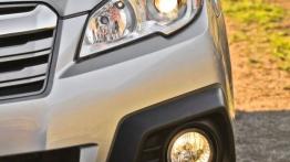 Subaru Outback 2013 - lewy przedni reflektor - włączony