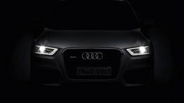 Audi Q3 - przód - reflektory włączone