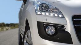 Peugeot 3008 HYbrid4 - prawy przedni reflektor - włączony