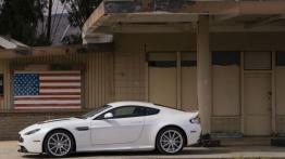 Aston Martin V12 Vantage S (2013) - lewy bok