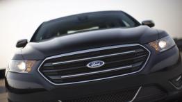 Ford Taurus 2013 - grill