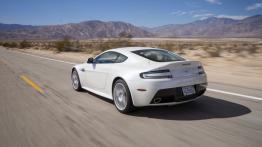 Aston Martin V12 Vantage S (2013) - widok z tyłu