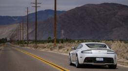 Aston Martin V12 Vantage S (2013) - widok z tyłu
