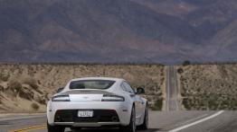 Aston Martin V12 Vantage S (2013) - widok z tyłu