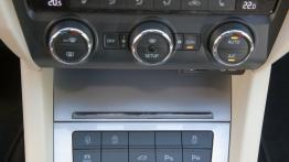 Skoda Octavia III Kombi 4x4 1.8 TSI (2013) - panel sterowania na tunelu środkowym