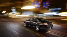 Ford Taurus 2013 - tył - reflektory włączone