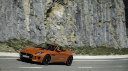 Jaguar F-Type V8S Firesand - widok z przodu