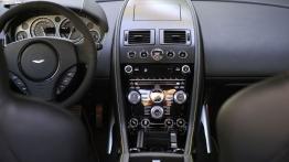 Aston Martin V12 Vantage S (2013) - konsola środkowa