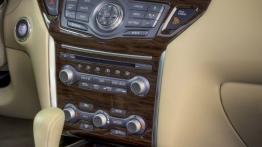 Nissan Pathfinder 2013 - konsola środkowa