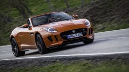 Jaguar F-Type V8S Firesand - widok z przodu
