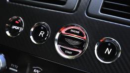 Aston Martin V12 Vantage S (2013) - przycisk do uruchamiania silnika