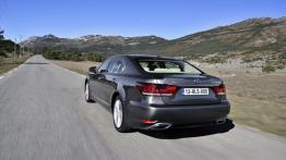 Lexus LS 600hL (2013) - widok z tyłu