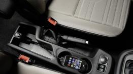 Ford Grand Tourneo Connect (2013) - tunel środkowy między fotelami