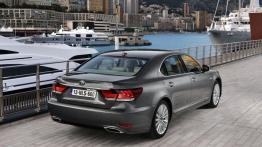 Lexus LS 600hL (2013) - widok z tyłu