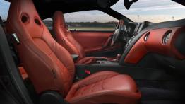 Nissan GT-R 2014 - widok ogólny wnętrza z przodu