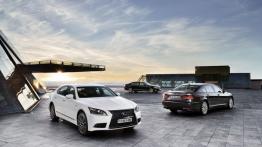 Lexus LS 600hL (2013) - widok z tyłu