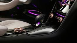 Infiniti Q30 Concept (2013) - tunel środkowy między fotelami