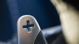 Aston Martin V12 Vantage S (2013) - manetka zmiany biegów pod kierownicą