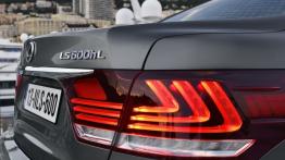 Lexus LS 600hL (2013) - prawy tylny reflektor - włączony