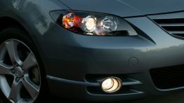 Mazda 3 - prawy przedni reflektor - włączony
