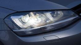 Volkswagen Golf VII Variant TDI - galeria redakcyjna (3) - prawy przedni reflektor - włączony