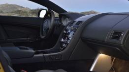 Aston Martin V12 Vantage S (2013) - widok ogólny wnętrza z przodu