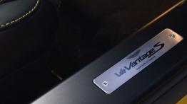 Aston Martin V12 Vantage S (2013) - listwa progowa