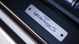 Aston Martin V12 Vantage S (2013) - listwa progowa