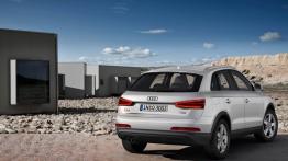 Audi Q3 - tył - reflektory włączone