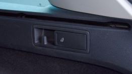 Volkswagen Golf VII Variant TDI - galeria redakcyjna (3) - uchwyt do składania tylnej kanapy