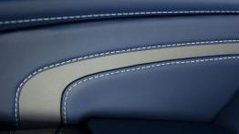 Aston Martin V12 Vantage S (2013) - drzwi pasażera od wewnątrz