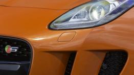 Jaguar F-Type V8S Firesand - lewy przedni reflektor - włączony