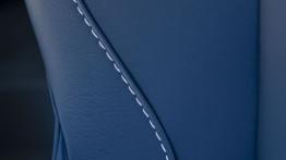 Aston Martin V12 Vantage S (2013) - fotel kierowcy, widok z przodu