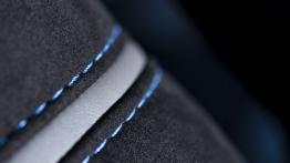 Aston Martin V12 Vantage S (2013) - fotel kierowcy, widok z przodu