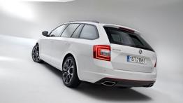 Skoda Octavia III RS Kombi (2013) - tył - reflektory włączone