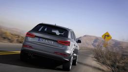 Audi Q3 - tył - reflektory włączone