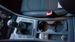 Volkswagen Golf VII Variant TDI - galeria redakcyjna (3) - tunel środkowy między fotelami